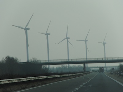 http://www.fragdienachbarn.org/bilder2011/Wie_breit_ist_die_Autobahn.jpg